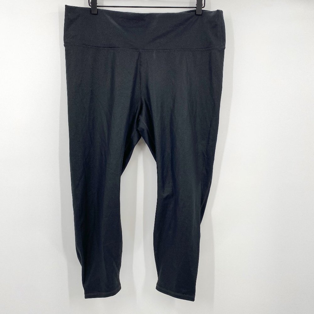 38 NWT Fabletics High-Waisted Iridescent Luxe 7/8 Black Legging.